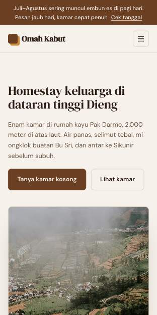 Tampilan template Homestay hangat di ponsel
