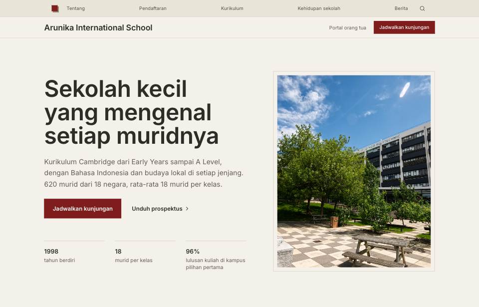 Tampilan template Sekolah internasional di layar komputer