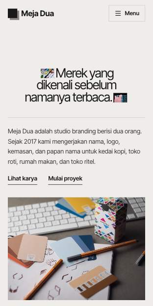 Tampilan template Plakat studio di ponsel
