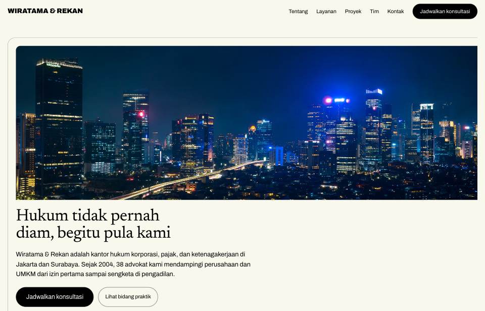 Tampilan template Serif krem editorial di layar komputer